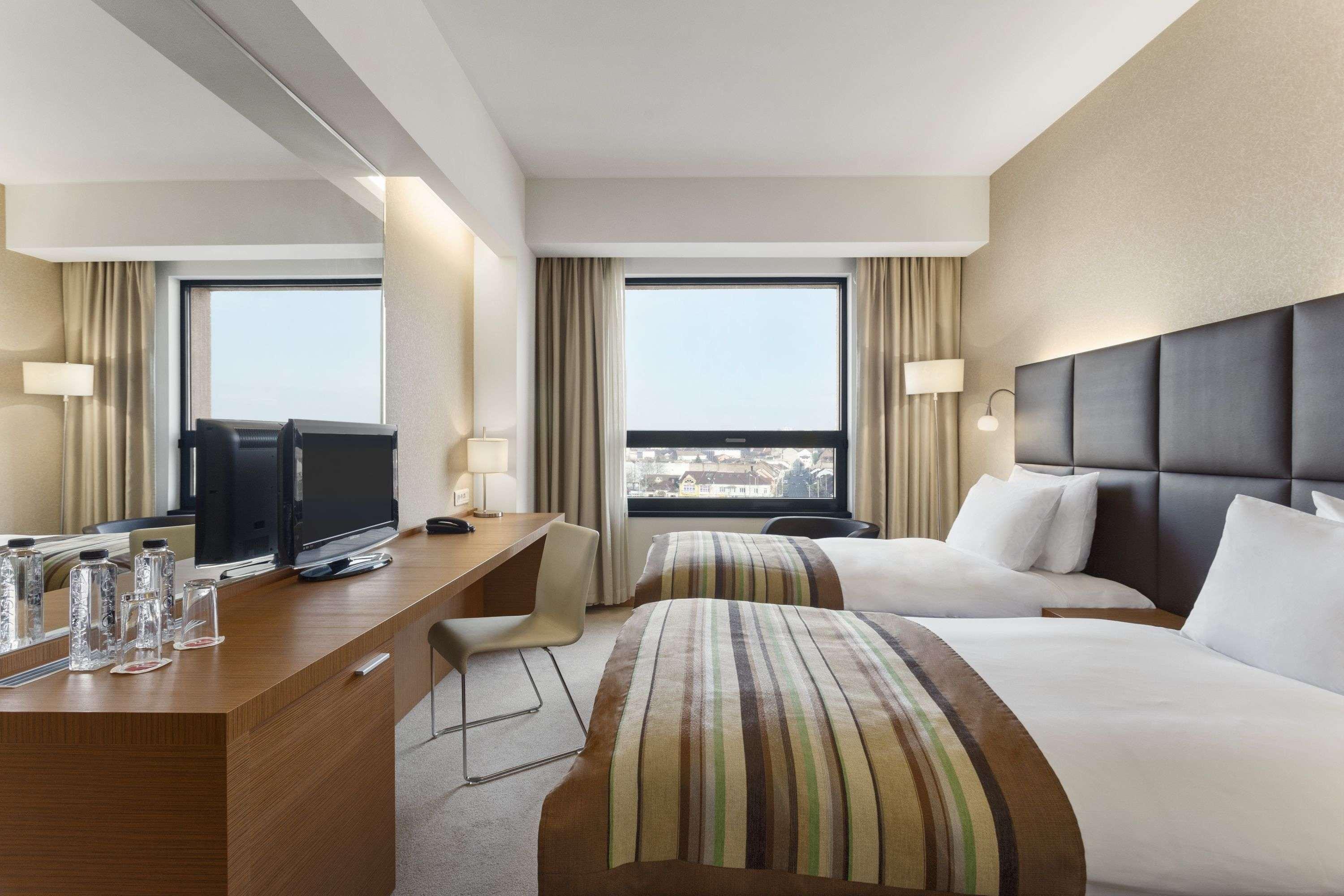 Ramada By Wyndham Oradea Hotel Bagian luar foto
