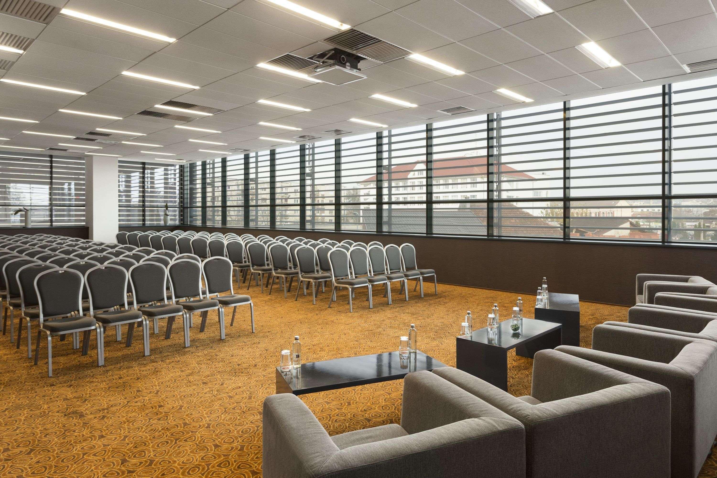 Ramada By Wyndham Oradea Hotel Bagian luar foto