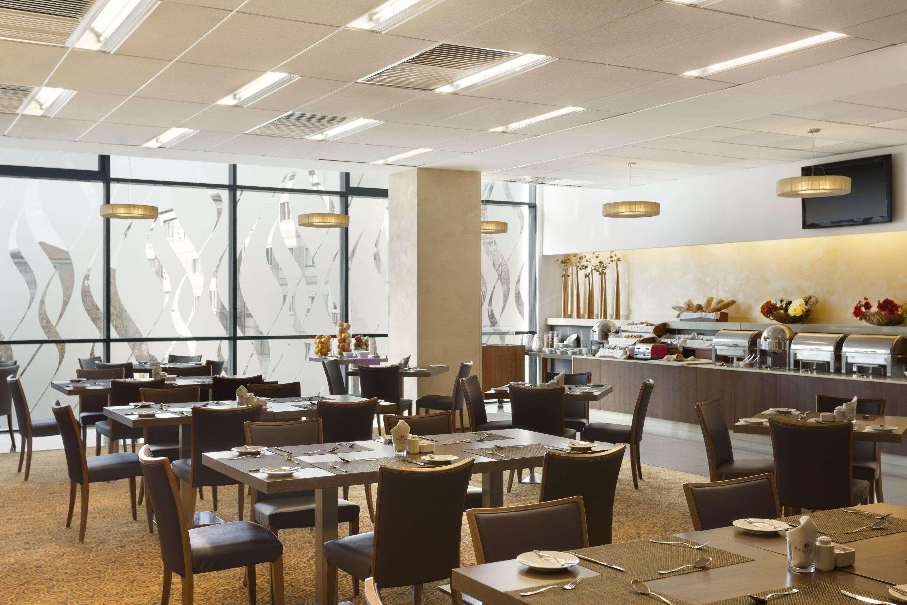 Ramada By Wyndham Oradea Hotel Bagian luar foto