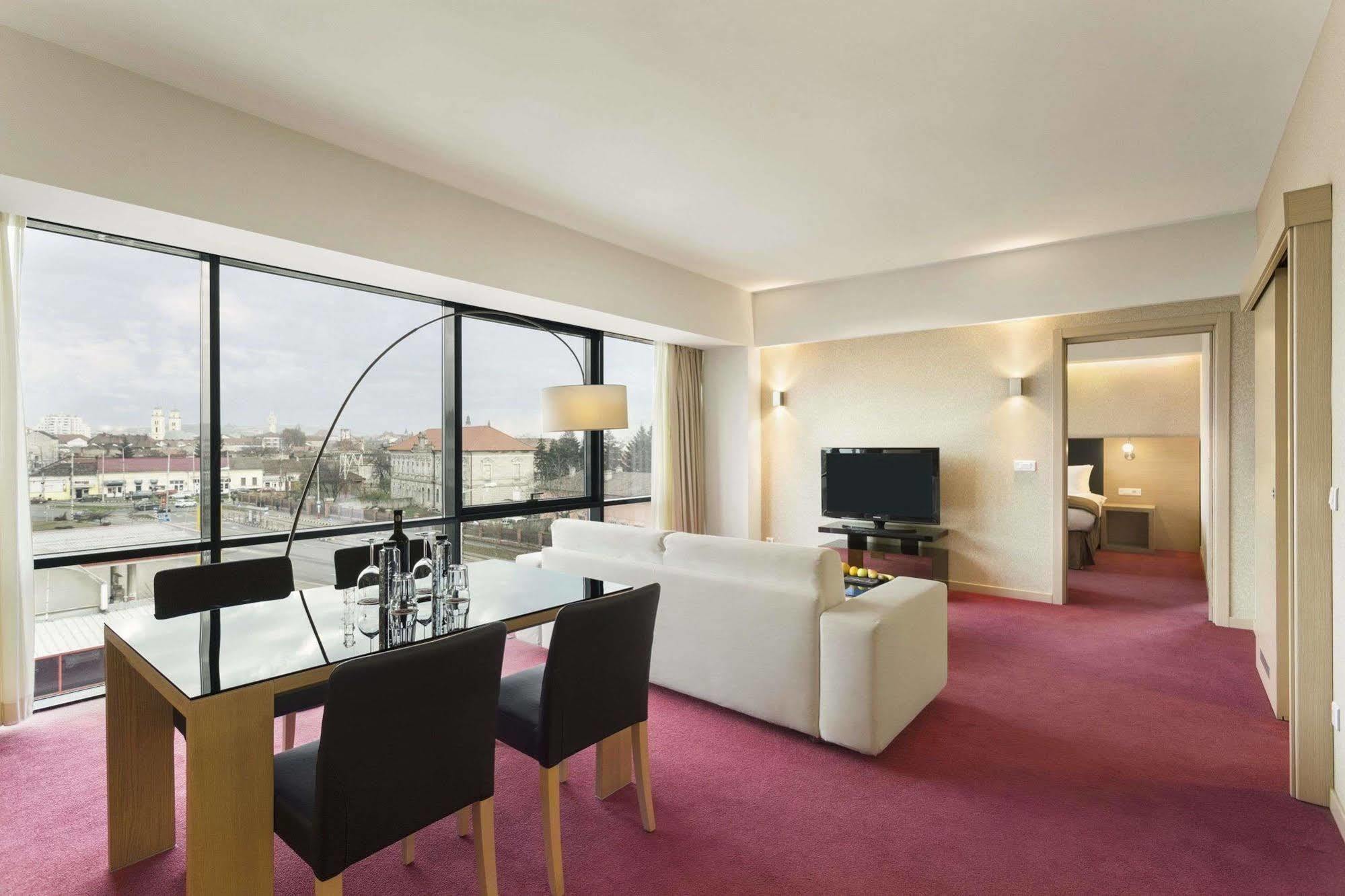 Ramada By Wyndham Oradea Hotel Bagian luar foto